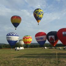 flying hot air balloons